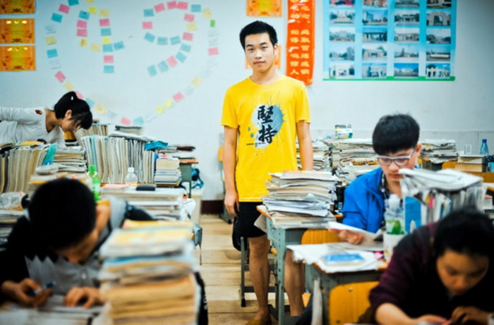 (Bức ảnh được chụp hôm 27/5) Li Yiming đang ở trong lớp học. Trang nhật ký của em hôm 11/4 có viết: “Chúng ta cần tự tạo ra những giấc mơ cho riêng mình và cảm nhận chúng bằng chính trái tim của chúng ta.” (Bức ảnh được chụp hôm 27/5) Li Yiming đang ở trong lớp học. Trang nhật ký của em hôm 11/4 có viết: “Chúng ta cần tự tạo ra những giấc mơ cho riêng mình và cảm nhận chúng bằng chính trái tim của chúng ta.”