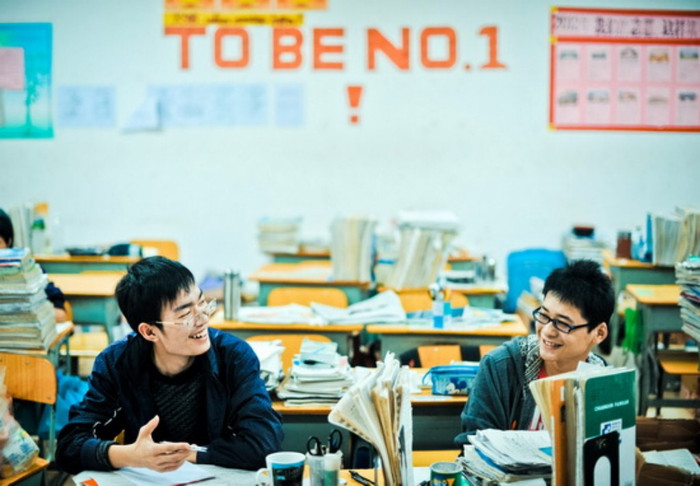 (Bức ảnh được chụp hôm 23/5) Yu Shuai đang động viên bạn cùng lớp của em. Trong nhật ký ngày 14/5 của mình, Yu tâm sự: “Mình sẽ kể về một điều gì đó vui vui nhé. Hôm qua, mình nằm mơ mình thi xong đại học, sau đó cùng các bạn tổ chức liên hoan ăn uống, nhảy múa. Bọn mình đã cười thật to và đó cũng là khoảnh khắc tuyệt vời nhất.” (Bức ảnh được chụp hôm 23/5) Yu Shuai đang động viên bạn cùng lớp của em. Trong nhật ký ngày 14/5 của mình, Yu tâm sự: “Mình sẽ kể về một điều gì đó vui vui nhé. Hôm qua, mình nằm mơ mình thi xong đại học, sau đó cùng các bạn tổ chức liên hoan ăn uống, nhảy múa. Bọn mình đã cười thật to và đó cũng là khoảnh khắc tuyệt vời nhất.”