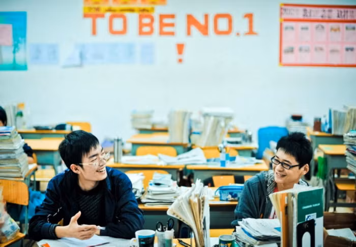 (Bức ảnh được chụp hôm 23/5) Yu Shuai đang động viên bạn cùng lớp của em. Trong nhật ký ngày 14/5 của mình, Yu tâm sự: “Mình sẽ kể về một điều gì đó vui vui nhé. Hôm qua, mình nằm mơ mình thi xong đại học, sau đó cùng các bạn tổ chức liên hoan ăn uống, nhảy múa. Bọn mình đã cười thật to và đó cũng là khoảnh khắc tuyệt vời nhất.”