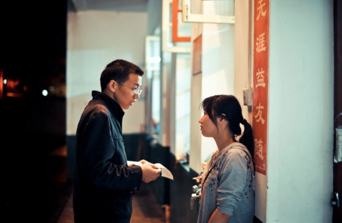 (Bức ảnh được chụp hôm 24/5) Tan Huiling đang nói chuyện với thầy giáo. Em tâm sự trong nhật ký ngày 14/3: “ Sáng nay, thầy giáo đã động viên mình. Đột nhiên mình nhớ lại kỳ thi năm ngoái, mình trượt, sau đó mình đã khóc, khóc rất to. Mình sợ phải đối mặt với sự thật. Mỗi khi nghĩ đến kỳ thi ấy, tim mình vẫn còn cảm thấy đau.” (Bức ảnh được chụp hôm 24/5) Tan Huiling đang nói chuyện với thầy giáo. Em tâm sự trong nhật ký ngày 14/3: “ Sáng nay, thầy giáo đã động viên mình. Đột nhiên mình nhớ lại kỳ thi năm ngoái, mình trượt, sau đó mình đã khóc, khóc rất to. Mình sợ phải đối mặt với sự thật. Mỗi khi nghĩ đến kỳ thi ấy, tim mình vẫn còn cảm thấy đau.”