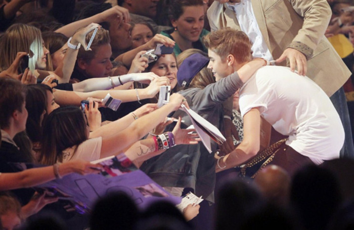 Nhiều fan hâm mộ nóng lòng chờ đợi để xin được chữ ký của Justin Bieber.