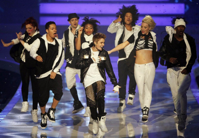 "Boyfriend" là single mở đường cho album "Believe" sắp ra mắt vào hè này của Bieber.