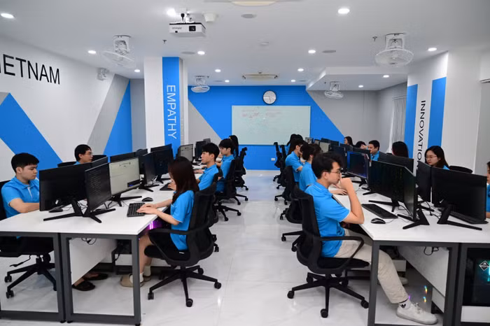 Hệ thống phòng thí nghiệm chuẩn quốc tế phục vụ đào tạo Thiết kế vi mạch tại Trường Đại học CMC. Ảnh: NTCC