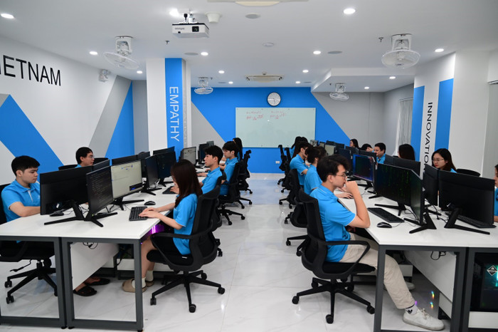 Hệ thống phòng thí nghiệm chuẩn quốc tế phục vụ đào tạo Thiết kế vi mạch tại Trường Đại học CMC. Ảnh: NTCC Hệ thống phòng thí nghiệm chuẩn quốc tế phục vụ đào tạo Thiết kế vi mạch tại Trường Đại học CMC. Ảnh: NTCC