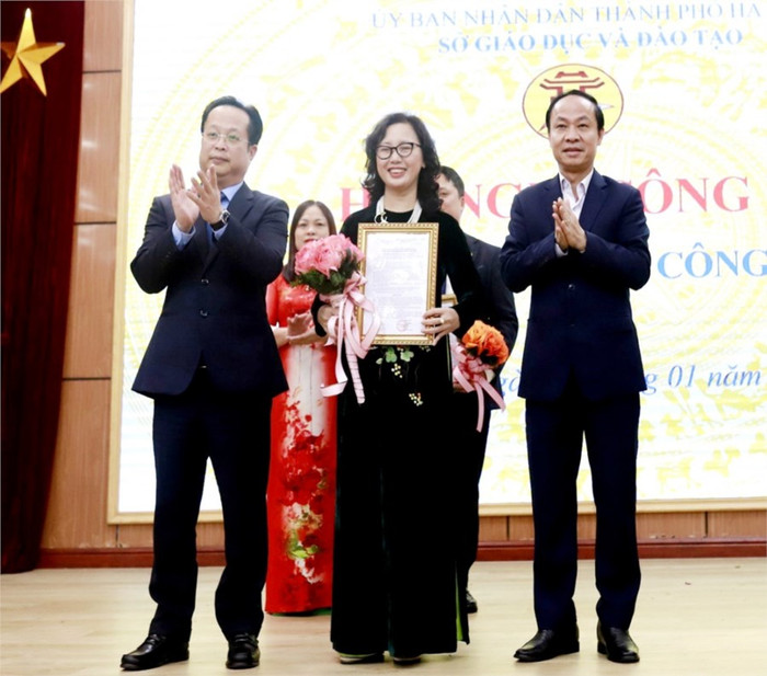 Giám đốc Sở Giáo dục và Đào tạo Trần Thế Cương cùng Phó Giám đốc Sở Giáo dục và Đào tạo Nguyễn Quang Tuấn trao quyết định và tặng hoa đồng chí Hoàng Thu Hà. (Ảnh: Sở Giáo dục và Đào tạo Hà Nội). Giám đốc Sở Giáo dục và Đào tạo Trần Thế Cương cùng Phó Giám đốc Sở Giáo dục và Đào tạo Nguyễn Quang Tuấn trao quyết định và tặng hoa đồng chí Hoàng Thu Hà. (Ảnh: Sở Giáo dục và Đào tạo Hà Nội).