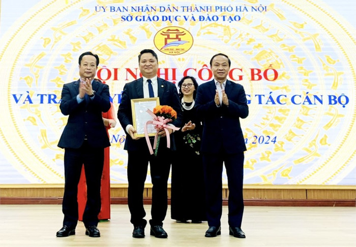 Giám đốc Sở Giáo dục và Đào tạo Trần Thế Cương cùng Phó Giám đốc Sở Giáo dục và Đào tạo Nguyễn Quang Tuấn trao quyết định và tặng hoa cho đồng chí Nghiêm Văn Bình. (Ảnh: Sở Giáo dục và Đào tạo Hà Nội). Giám đốc Sở Giáo dục và Đào tạo Trần Thế Cương cùng Phó Giám đốc Sở Giáo dục và Đào tạo Nguyễn Quang Tuấn trao quyết định và tặng hoa cho đồng chí Nghiêm Văn Bình. (Ảnh: Sở Giáo dục và Đào tạo Hà Nội).