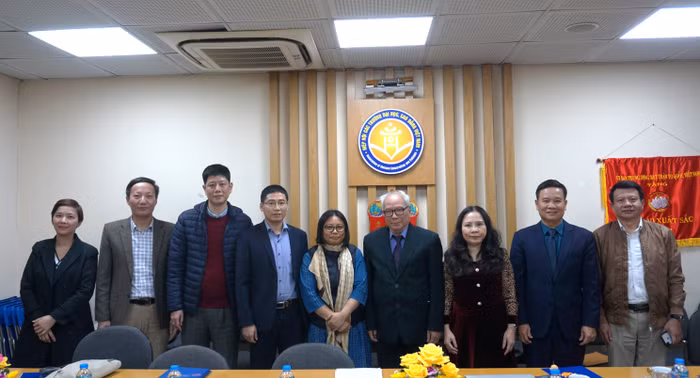 Lãnh đạo Hiệp hội Các trường đại học, cao đẳng Việt Nam chụp ảnh cùng bà Mini Kumam - Bí thư thứ nhất của Đại sứ quán Ấn Độ và khách mời