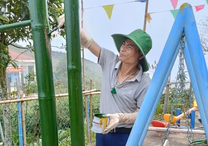 Thầy Thắng đang trang trí dụng cụ trò chơi. Ảnh: NVCC Thầy Thắng đang trang trí dụng cụ trò chơi. Ảnh: NVCC