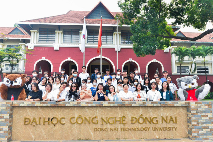 Sinh viên và giảng viên Trường Đại học Công nghệ Đồng Nai. Ảnh: NTCC Sinh viên và giảng viên Trường Đại học Công nghệ Đồng Nai. Ảnh: NTCC