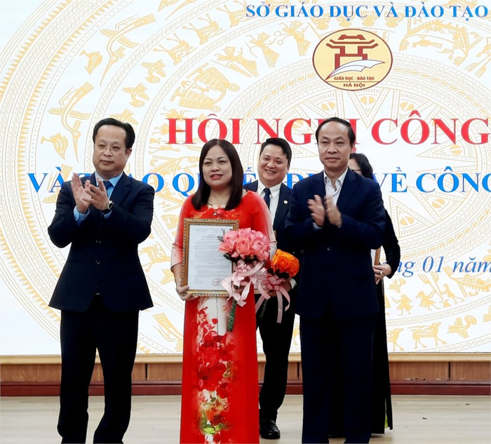 Giám đốc Sở Giáo dục và Đào tạo Trần Thế Cương cùng Phó Giám đốc Sở Giáo dục và Đào tạo Nguyễn Quang Tuấn trao quyết định và tặng hoa đồng chí Hà Thị Hằng. (Ảnh: Sở Giáo dục và Đào tạo Hà Nội). Giám đốc Sở Giáo dục và Đào tạo Trần Thế Cương cùng Phó Giám đốc Sở Giáo dục và Đào tạo Nguyễn Quang Tuấn trao quyết định và tặng hoa đồng chí Hà Thị Hằng. (Ảnh: Sở Giáo dục và Đào tạo Hà Nội).