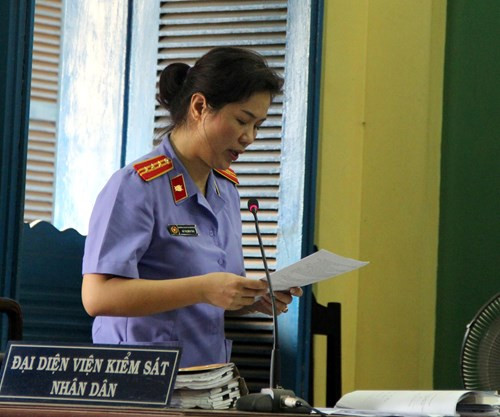 Kiểm sát viên giữ quyền công tố trong vụ án, bà Hà Thị Bích Thu đã có những dấu hiệu vi phạm pháp luật nghiêm trọng. Kiểm sát viên giữ quyền công tố trong vụ án, bà Hà Thị Bích Thu đã có những dấu hiệu vi phạm pháp luật nghiêm trọng.