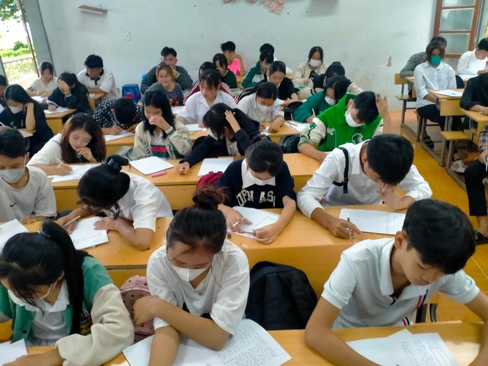 Tiết học Lịch sử của học sinh lớp 10, Trường Trung học phổ thông Chiềng Khương, huyện Sông Mã, tỉnh Sơn La chưa có đủ sách giáo khoa chương trình giáo dục phổ thông 2018. (Ảnh: Nhà trường cung cấp).