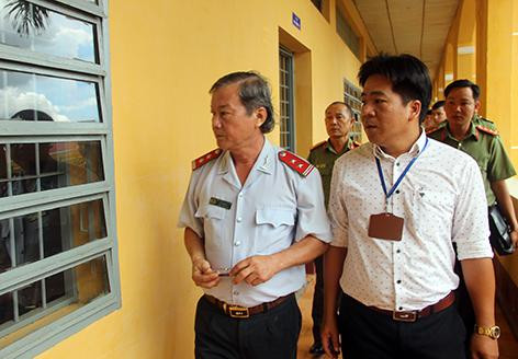 Ông Thái Văn Út, Chánh Thanh tra Sở Giáo dục và Đào tạo tỉnh Hậu Giang, cùng đoàn thanh tra kiểm tra trước kỳ thi tốt nghiệp trung học phổ thông tại các điểm trường. (Ảnh: baohaugiang). Ông Thái Văn Út, Chánh Thanh tra Sở Giáo dục và Đào tạo tỉnh Hậu Giang, cùng đoàn thanh tra kiểm tra trước kỳ thi tốt nghiệp trung học phổ thông tại các điểm trường. (Ảnh: baohaugiang).
