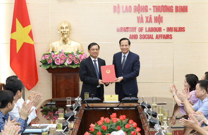 Ông Đào Ngọc Dung-Bộ trưởng Bộ Lao động-Thương binh và xã hội trao quyết định bổ nhiệm cho tân Thứ trưởng Nguyễn Bá Hoan. ảnh: chinhphu.vn Ông Đào Ngọc Dung-Bộ trưởng Bộ Lao động-Thương binh và xã hội trao quyết định bổ nhiệm cho tân Thứ trưởng Nguyễn Bá Hoan. ảnh: chinhphu.vn