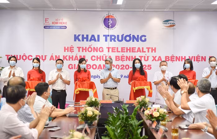 Cắt băng khai chương hệ thống Telehealth - khám chữa bệnh từ xa.