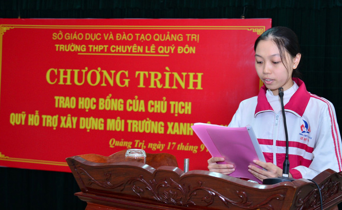 Đại diện 45 học sinh xuất sắc phát biểu cảm ơn tấm lòng, sự sẻ chia của bà Đỗ Liên. Ảnh: TM. Đại diện 45 học sinh xuất sắc phát biểu cảm ơn tấm lòng, sự sẻ chia của bà Đỗ Liên. Ảnh: TM.