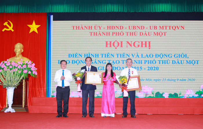Ông Lê Nguyên Hòa – Phó chủ tịch HĐQT NutiFood đại diện gần 6000 cán bộ nhân viên đón nhận Huân chương lao động Hạng 3. Ông Lê Nguyên Hòa – Phó chủ tịch HĐQT NutiFood đại diện gần 6000 cán bộ nhân viên đón nhận Huân chương lao động Hạng 3.