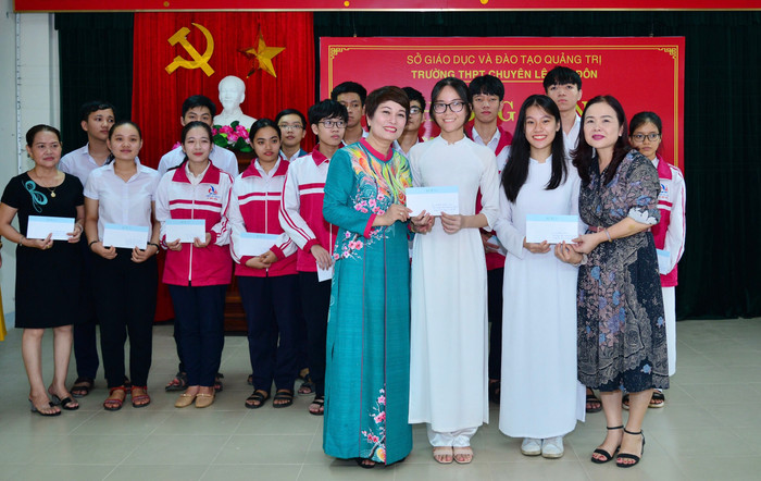 Học sinh xuất sắc tỉnh Quảng Trị nhận học bổng do đại diện của bà Đỗ Liên trao tặng. Ảnh: TM. Học sinh xuất sắc tỉnh Quảng Trị nhận học bổng do đại diện của bà Đỗ Liên trao tặng. Ảnh: TM.