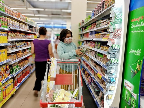 Nhiều gia đình vẫn lựa chọn siêu thị để mua thực phẩm do quy trình kiểm soát chặt chẽ, an toàn. Nhiều gia đình vẫn lựa chọn siêu thị để mua thực phẩm do quy trình kiểm soát chặt chẽ, an toàn.