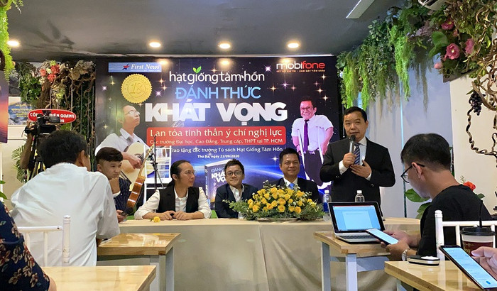 Ông Nguyễn Văn Phước (đứng) - Giám đốc First News chia sẻ về hành trình "Đánh thức khát vọng". ảnh: KH.