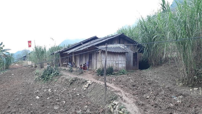 Con đường nhỏ bé và lầy lội nhiều năm trời nhưng các thầy cô và học trò vẫn kiên trì bám trụ. Ảnh nhân vật cung cấp.