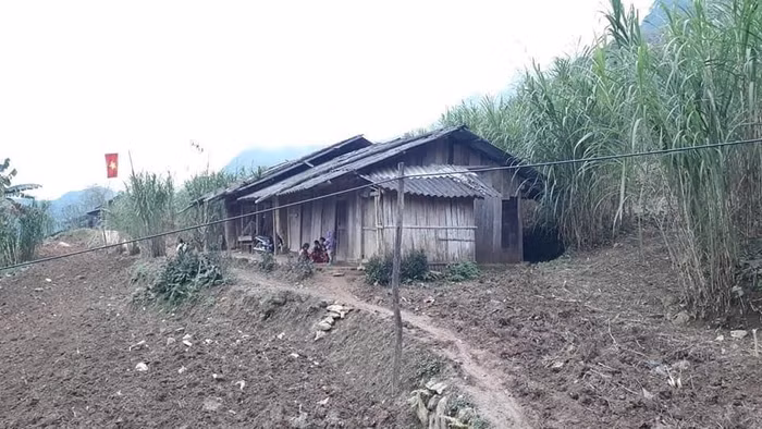 Con đường nhỏ bé và lầy lội nhiều năm trời nhưng các thầy cô và học trò vẫn kiên trì bám trụ. Ảnh nhân vật cung cấp.