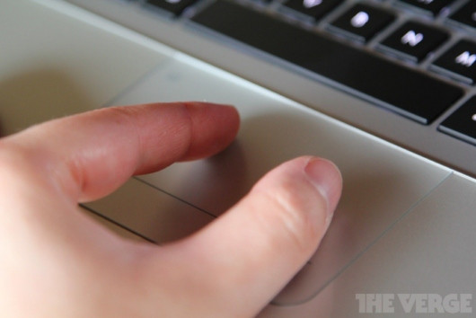 Bàn di chuột cảm ứng và không có gì để phàn nàn về touchpad này. Bàn di chuột cảm ứng và không có gì để phàn nàn về touchpad này.