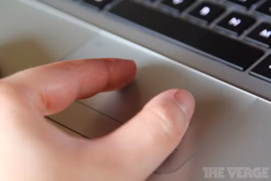 Bàn di chuột cảm ứng và không có gì để phàn nàn về touchpad này.