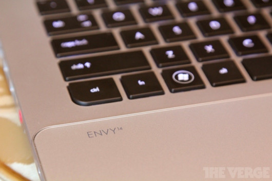 Hệ thống phát sáng với đèn LED riêng biệt cho mỗi phím. Đồng thời, một cảm biến khoảng cách cho phép tăng cường độ ánh sáng khi bạn làm việc trên máy và giảm dần khi rời khỏi. Hệ thống phát sáng với đèn LED riêng biệt cho mỗi phím. Đồng thời, một cảm biến khoảng cách cho phép tăng cường độ ánh sáng khi bạn làm việc trên máy và giảm dần khi rời khỏi.