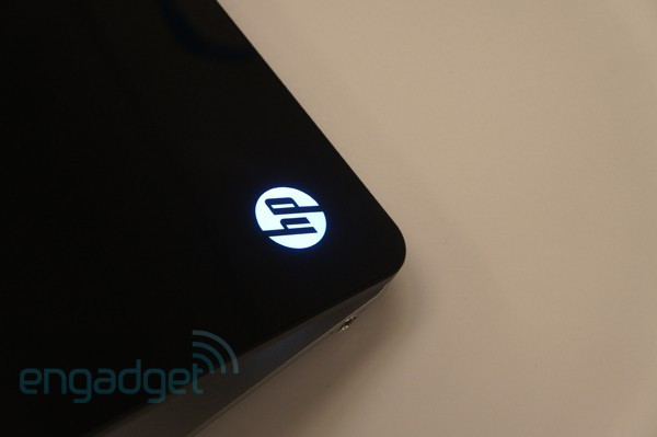 Biểu tượng HP phát sáng trên vỏ máy. Biểu tượng HP phát sáng trên vỏ máy.