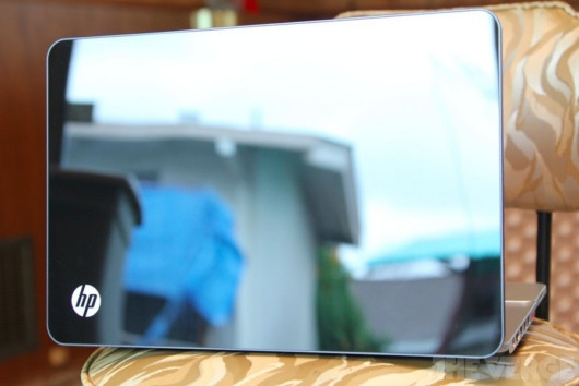 Bề ngoài HP Envy 14 Spectre bóng bẩy với lớp kính chống xước. Bề ngoài HP Envy 14 Spectre bóng bẩy với lớp kính chống xước.