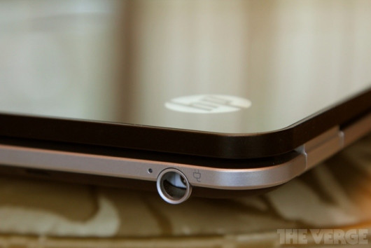 Lỗ cắm sạc pin. Lỗ cắm sạc pin.