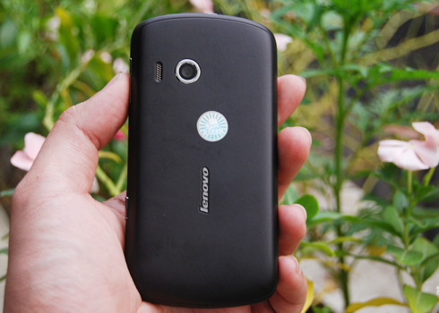 Mặt sau là camera 3,2 MP, loa ngoài và logo Lenovo Mặt sau là camera 3,2 MP, loa ngoài và logo Lenovo