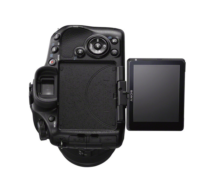 LCD phía sau rộng 3 inch, độ phân giải 921.600 pixel, hỗ trợ lật linh hoạt với kính ngắm điện tử Tru-Finder độ phân giải lên đến 1,4 triệu điểm ảnh.