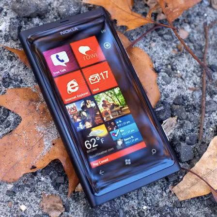 Nokia Lumia 800: Windows Phone là nền tảng chính dành cho smartphone của Nokia từ năm nay. Các sản phẩm hợp tác với Microsoft sẽ nhắm vào nhóm người dùng trẻ trong đó Lumia 800 là model cao cấp nhất.