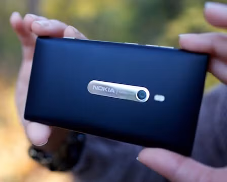 Camera độ phân giải 8 megapixel và đèn flash LED. Sản phẩm chạy hệ điều hành Windows phone 7.5 Mango.