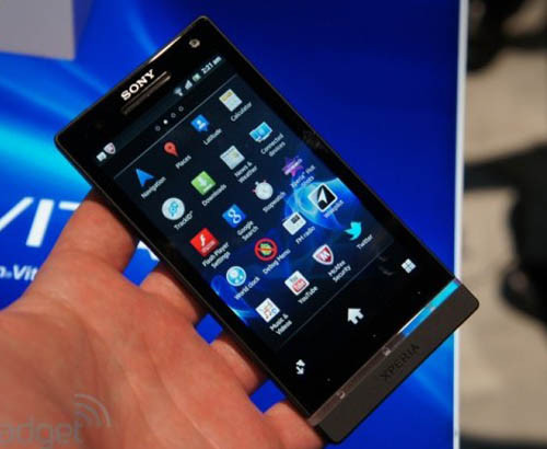 Xperia S: Sự khởi đầu ấn tượng cho dòng điện thoại mang thương hiệu Sony với màn hình đẹp, chụp ảnh tốt và kiểu dáng tinh tế. Máy có màn hình 4,3 inch độ phân giải HD 1.280 x 720 pixel, màn hình của Xperia S cho mật độ điểm ảnh xấp xỉ 342 ppi, cao hơn cả màn Retina ở iPhone 4/4s. Xperia S: Sự khởi đầu ấn tượng cho dòng điện thoại mang thương hiệu Sony với màn hình đẹp, chụp ảnh tốt và kiểu dáng tinh tế. Máy có màn hình 4,3 inch độ phân giải HD 1.280 x 720 pixel, màn hình của Xperia S cho mật độ điểm ảnh xấp xỉ 342 ppi, cao hơn cả màn Retina ở iPhone 4/4s.