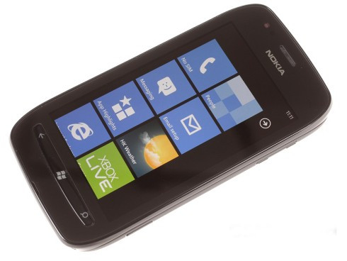 Nokia Lumia 710: Không gây ấn tượng với bộ vỏ nguyên khối từ hợp chất Polycarbonate như Lumia 800 nhưng 710 lại có cấu hình gần tương đương với vi xử lý lõi đơn Qualcomm MSM8255 Snapdragon tốc độ 1,4 GHz, đồ họa Adreno 205, RAM 512 MB và màn hình cảm ứng điện dung 3,7 inch. Nokia Lumia 710: Không gây ấn tượng với bộ vỏ nguyên khối từ hợp chất Polycarbonate như Lumia 800 nhưng 710 lại có cấu hình gần tương đương với vi xử lý lõi đơn Qualcomm MSM8255 Snapdragon tốc độ 1,4 GHz, đồ họa Adreno 205, RAM 512 MB và màn hình cảm ứng điện dung 3,7 inch.