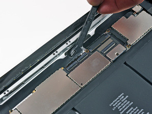 Tháo sợi dây kết nối giữa màn hình và phần cảm ứng. Tháo sợi dây kết nối giữa màn hình và phần cảm ứng.