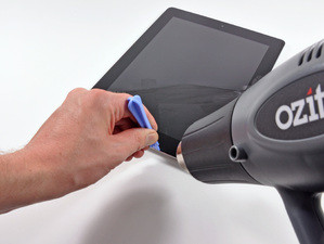 Dùng máy tạo hơi nóng và hơ xung quanh viền của iPad. Dùng máy tạo hơi nóng và hơ xung quanh viền của iPad.