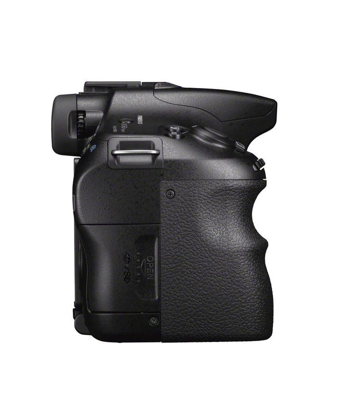 A57 có kích thước 132 x 98 x 81 mm và nặng 618 gram, đi kèm pin NP-FM500H có thể thay đổi.