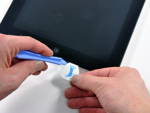 Dùng 1 dụng cụ bằng nhựa để tách mép viền và đặt miếng gảy của đàn Guitar vào. Dùng 1 dụng cụ bằng nhựa để tách mép viền và đặt miếng gảy của đàn Guitar vào.