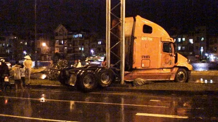 Container “làm xiếc” trên đại lộ hiện đại nhất TPHCM ảnh 1