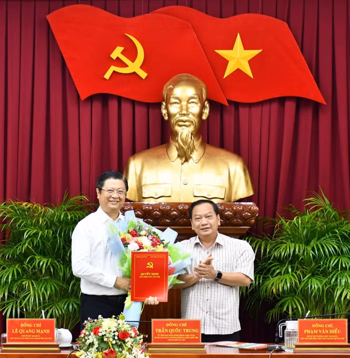 Ông Trần Quốc Trung, Bí thư Thành ủy Cần Thơ trao quyết định của Ban Bí thư Trung ương Đảng cho ông Trương Quang Hoài Nam. ảnh: VGP.