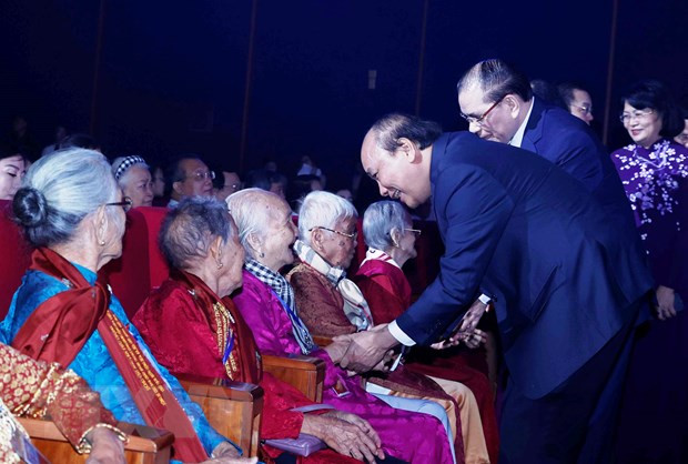 Thủ tướng Nguyễn Xuân Phúc với các Mẹ Việt Nam Anh hùng tham dự buổi gặp mặt Bà mẹ Việt Nam Anh hùng toàn quốc năm 2020. (Ảnh:Thống Nhất/TTXVN)