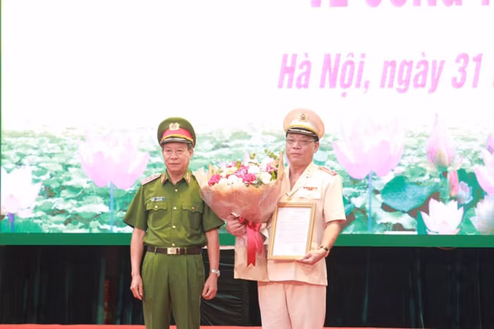 Thượng tướng Lê Quý Vương, Ủy viên Trung ương Đảng, Thứ trưởng Bộ Công an trao quyết định bổ nhiệm chức vụ Giám đốc Công an thành phố Hà Nội đối với Thiếu tướng Nguyễn Hải Trung. ảnh: VGP.