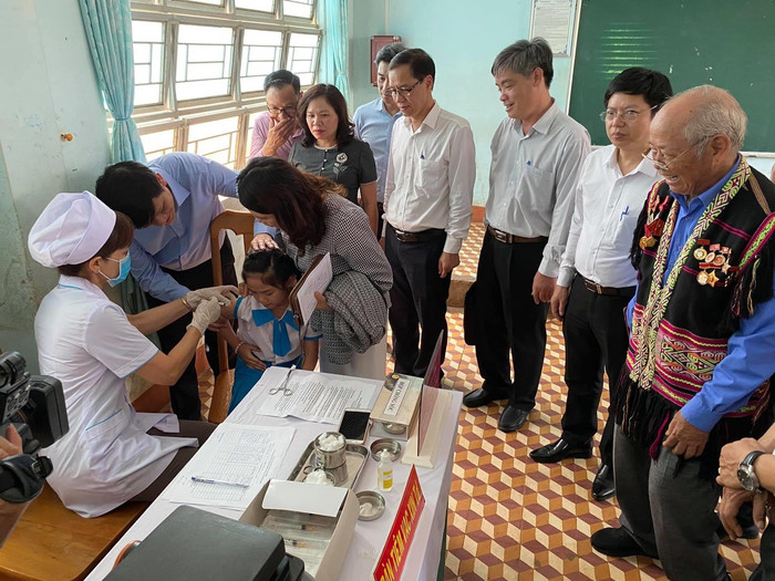 Đoàn công tác kiểm tra tuyến y tế cơ sở thực hiện tiêm phòng bệnh bạch hầu. ảnh: TD. Đoàn công tác kiểm tra tuyến y tế cơ sở thực hiện tiêm phòng bệnh bạch hầu. ảnh: TD.