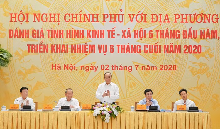 Thủ tướng Nguyễn Xuân Phúc chủ trì họp trực tuyến với các địa phương ngày 2/7/2020. ảnh: VGP.