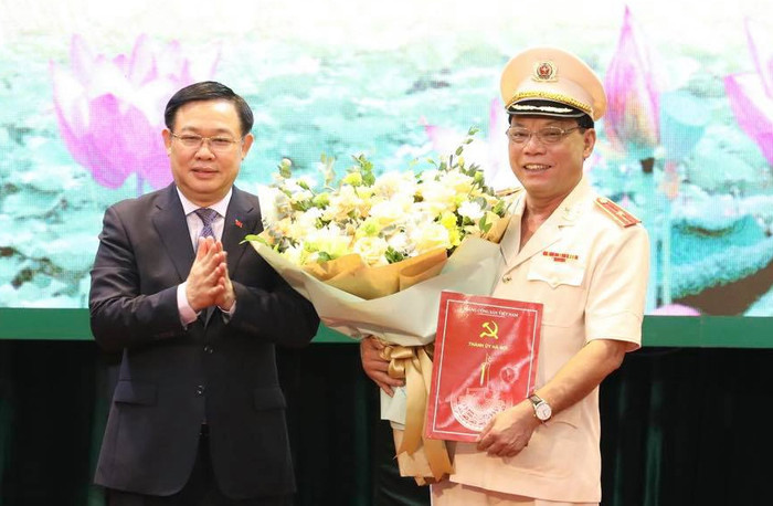 Đồng chí Vương Đình Huệ trao Quyết định chỉ định tham gia Ban chấp hành, Ban Thường vụ, giữ chức danh Bí thư Đảng ủy Công an thành phố Hà Nội đối với Thiếu tướng Nguyễn Hải Trung. ảnh: VGP. Đồng chí Vương Đình Huệ trao Quyết định chỉ định tham gia Ban chấp hành, Ban Thường vụ, giữ chức danh Bí thư Đảng ủy Công an thành phố Hà Nội đối với Thiếu tướng Nguyễn Hải Trung. ảnh: VGP.