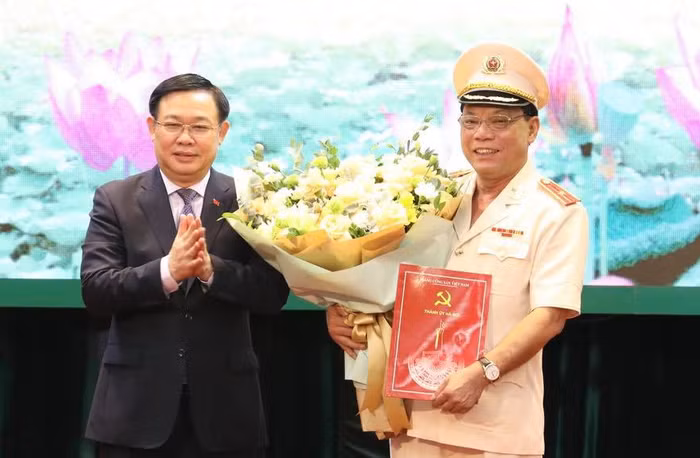 Đồng chí Vương Đình Huệ trao Quyết định chỉ định tham gia Ban chấp hành, Ban Thường vụ, giữ chức danh Bí thư Đảng ủy Công an thành phố Hà Nội đối với Thiếu tướng Nguyễn Hải Trung. ảnh: VGP.